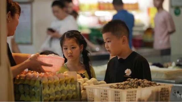  小鬼当家|真实版''小鬼当家''？湖南卫视《谁知盘中餐》萌娃再遇挑战