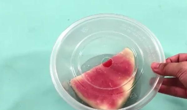  滴点|西瓜皮上滴点洗洁精，解决了家家户户夏天的烦恼，现在知道还不晚