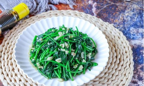 青菜|不管炒啥青菜,牢记1个小妙招,青菜翠绿不发黑,也不出水