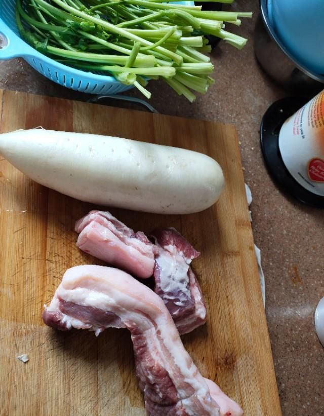  五花肉|五花肉配白萝卜，包的饺子更美味。