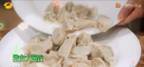  桌上|《向往4》众人都夸饺子好吃，看清桌上的剩菜后，网友继续装