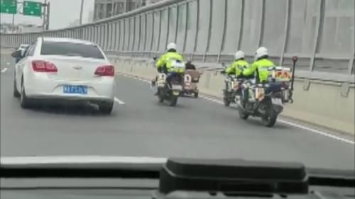  跟着|吓人！一位老人骑车上路后面跟着三名铁骑 旁边司机被眼前景象惊呆