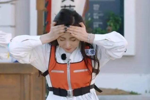  心机|跑男嘉宾接受水枪惩罚，其他人选择护头，张天爱的做法被吐槽心机