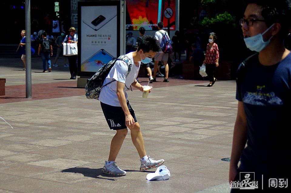 晨镜头|申城风力增大，吹乱秀发、吹翻伞 | 吹乱