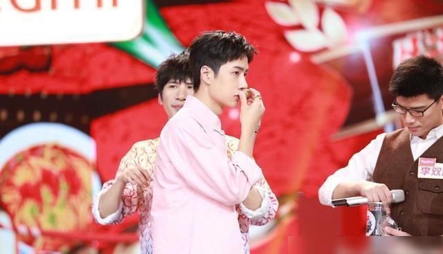  笑容|《天天向上》王一博甜度测试超标，治愈系笑容好甜，王甜甜石锤！