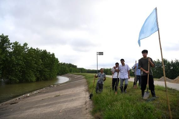  防汛|两份考卷，都想拿高分”——记才下考场又上防汛“战场”的他们