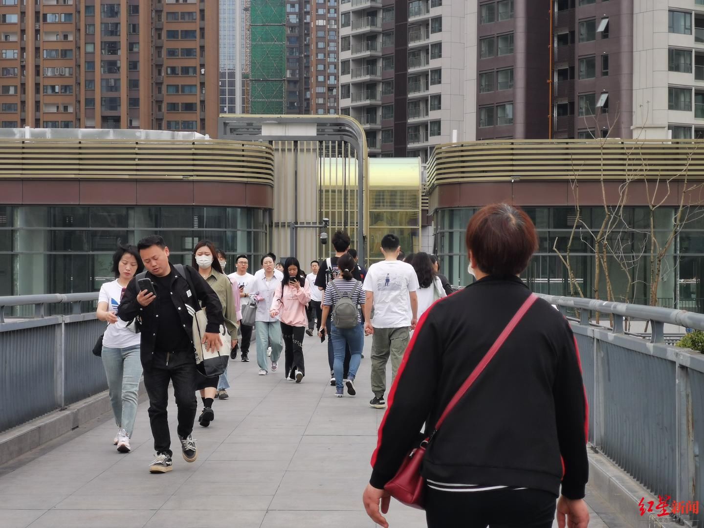 民情12345｜地铁口“单边”建，市民排队走天桥，部门回复来了