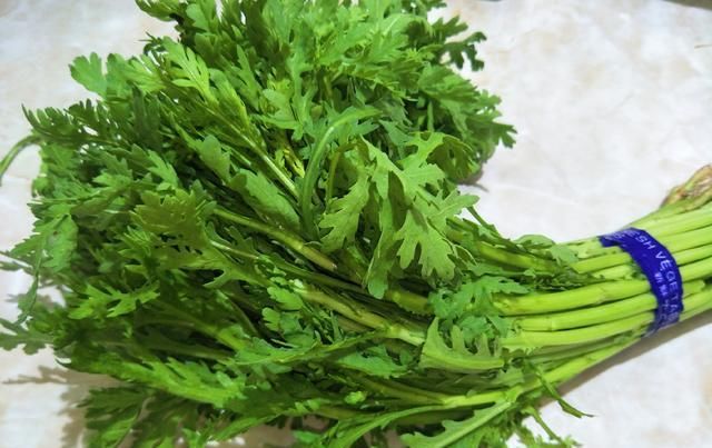 伏天|进入二伏天,记得多吃茼蒿,教你简单做法,3分钟出锅又绿又脆