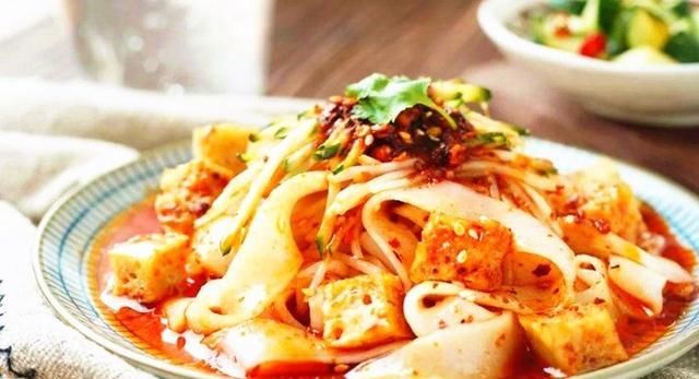  夜市|家庭版香辣凉皮，大厨专用的凉拌手法，比夜市凉皮摊的好吃太多了