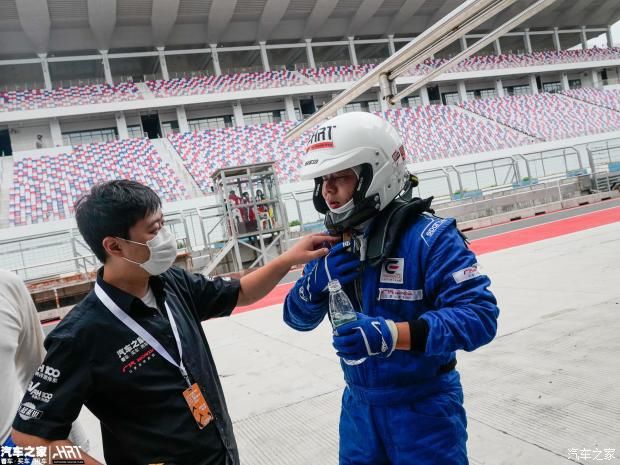 转向|601号赛车被撞，轮圈缺一块还能完赛。818号赛车突然无法转向