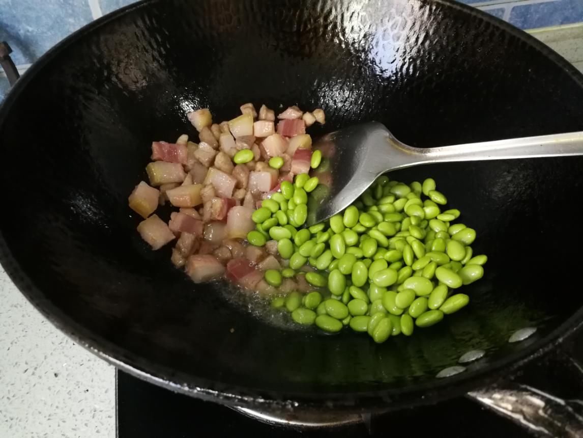 咸肉|毛豆咸肉豆腐羹，鲜得来舌头舔鼻头