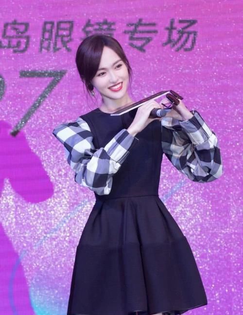  显手|唐嫣太瘦练不出麒麟臂，却能穿出“象棋臂”，显手粗反而更好看！