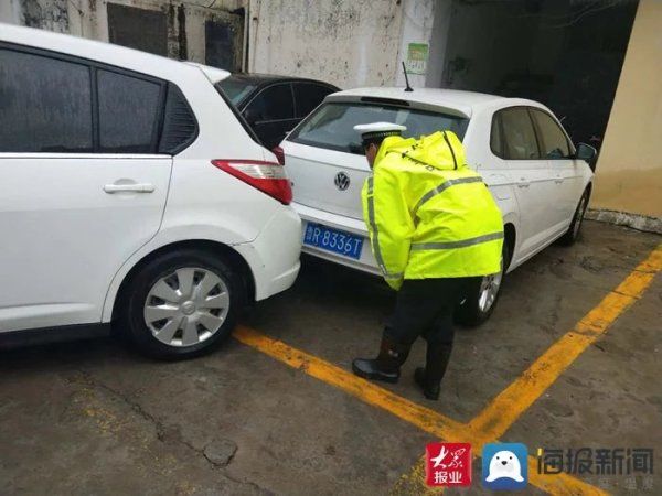 浇警|牡丹区交警雨天执勤变“浇警” 全力以赴保畅通