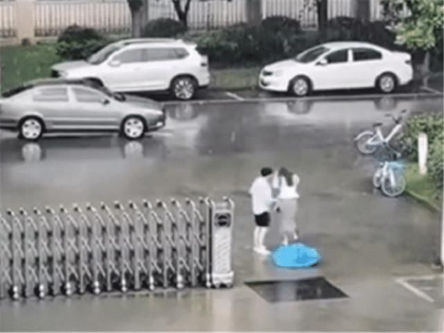  雨伞|小伙顶着暴雨为女友送伞，结果对方一拳打掉，转身上了台宝马7系！