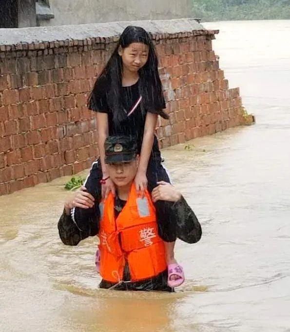 官兵|【青分享】多支部队的7000余名官兵正在第一线参加抗洪抢险任务