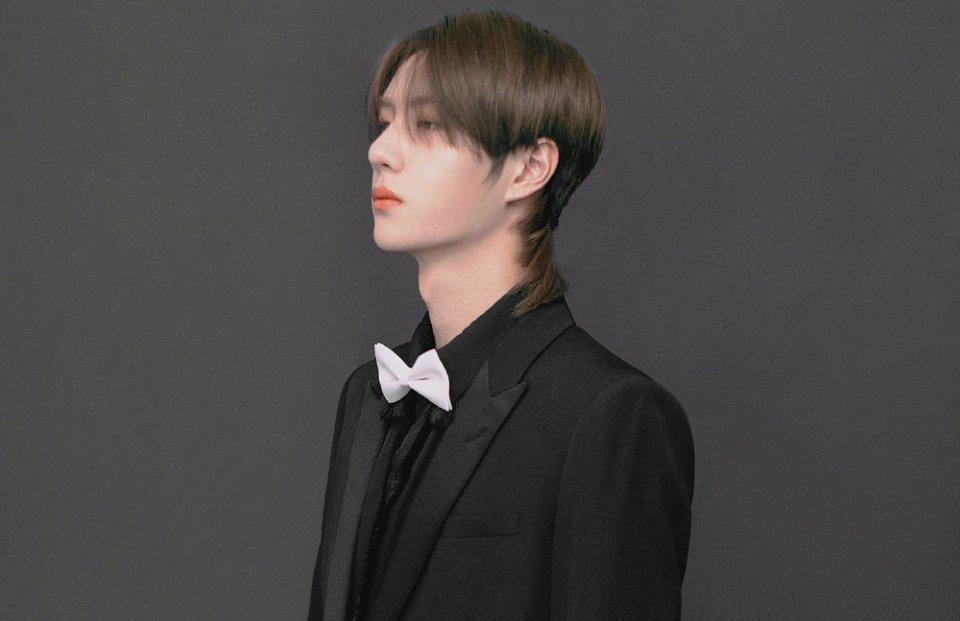 自费|王一博早前表演课合照被扒,被女生包围太搞笑,自费学习粉丝泪奔