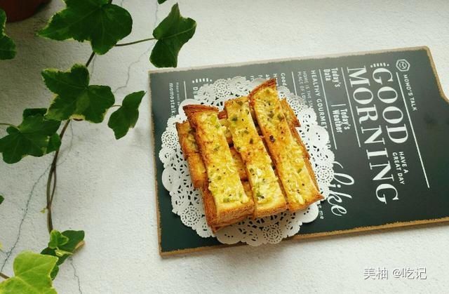 酥脆|嘎嘣脆，咬上一口酥脆掉渣的蒜香吐司条，香味扑鼻，值得一试