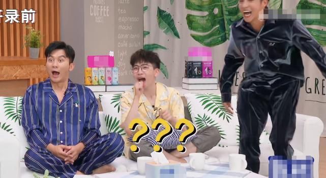  出场|郑爽穿睡衣录节目，出场引尖叫，看清款式，确定可以播吗？