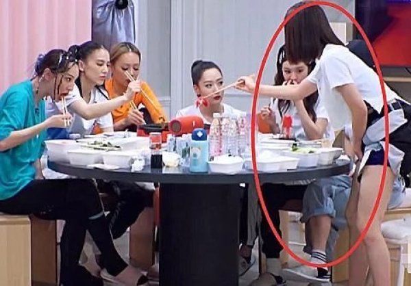 回应|《姐姐》蓝盈莹被边缘化?吃火锅要站起来,跳舞也无人回应