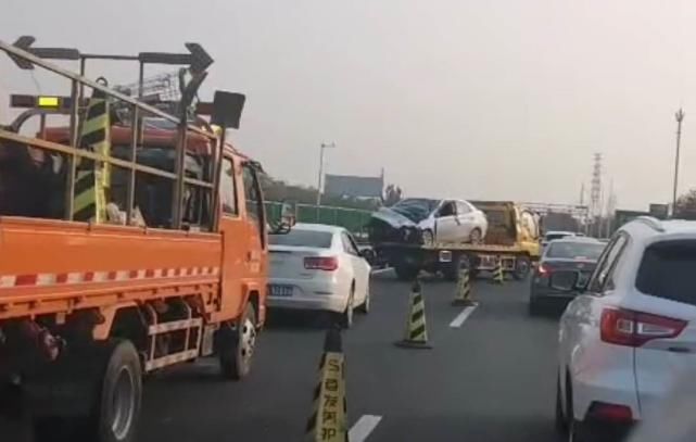  高速|西瓜烂了一地，京港澳高速进京方向南岗洼路段发生一起交通事故