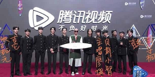  热巴|鞠翼铭上热搜，这已经是他离偶像迪丽热巴最近的一次了