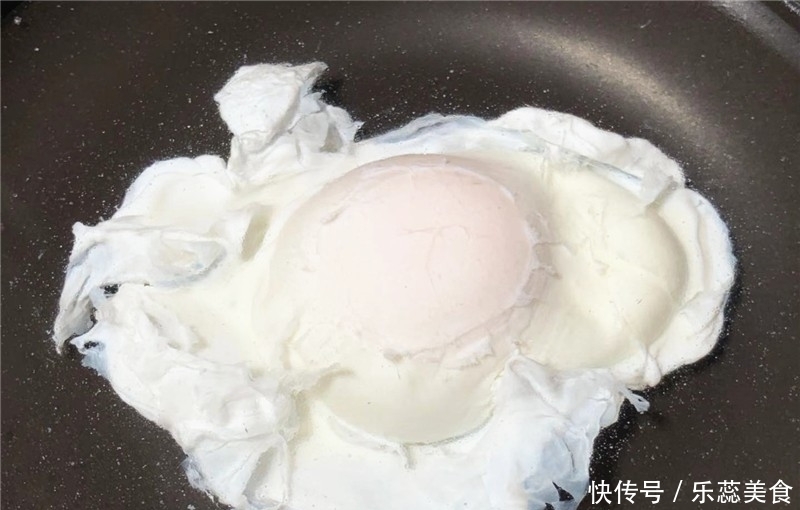  蛋白|水煮荷包蛋，下锅就散还有白沫？大厨教您1招，完整无缺不散花