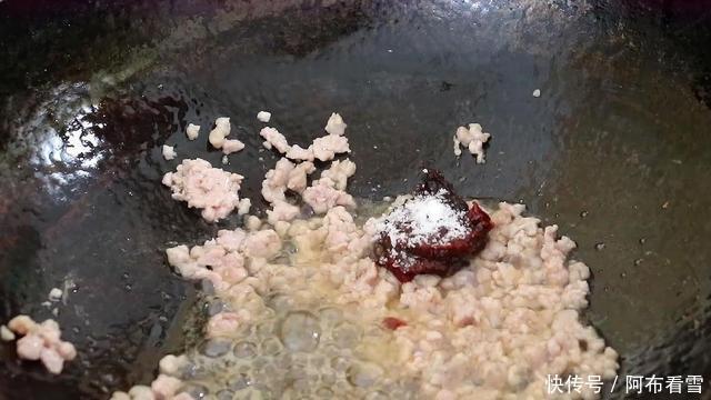 肉末黄瓜皮拌面|黄瓜不要凉拌了,教你花样吃法,做法简单吃着过瘾,汁都不剩