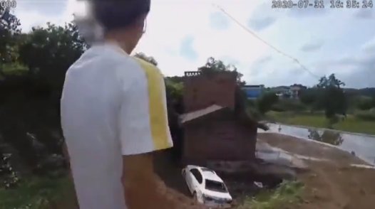  喇叭|一司机在互助一村道会车时，连车带人滚下坎坎！