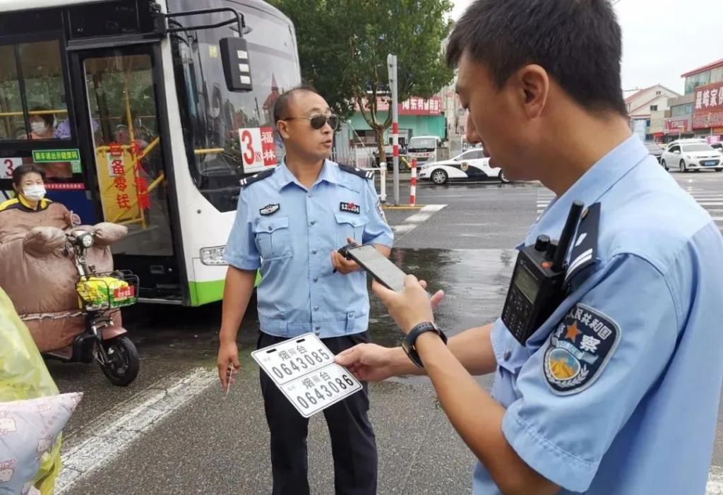  电动|一致好评丨招远交警冒雨走上街头帮电动自行车上牌!