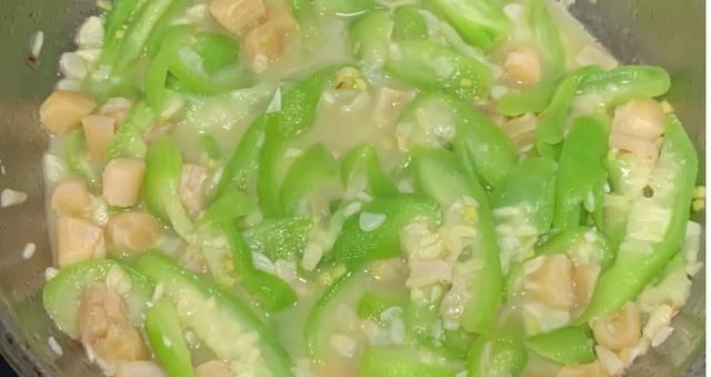  干贝|还直接下锅炒丝瓜吗？费油又难看，有了这一步，让你拥有爽脆丝瓜