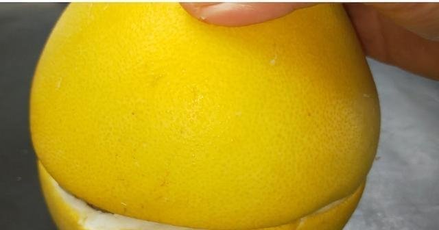  干干净净|柚子学会这样剥，招待客人备用面，拿着方便吃着干净，太有创意了