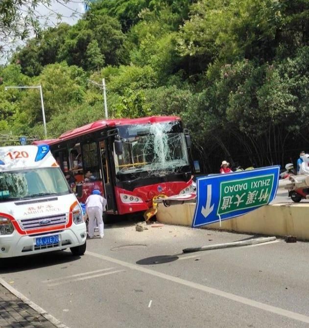  杨某|突发！南宁一公交车撞上护栏，多人受伤！| 一起来关注