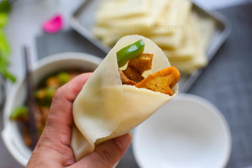  好吃|做了好多次薄饼，这种方法最简单，薄如纸，软如丝，卷菜特好吃