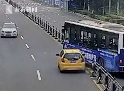  肇事者|小车＂甩尾漂移＂撞上公交！肇事者竟是副驾驶？