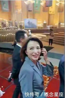 肚子|央视主持人幕后都在刷手机！董卿肚子圆滚滚，撒贝宁困了，李思思脱鞋玩