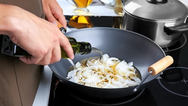 危害性|家里做饭的人注意：2种油不能经常用，它们的危害性不比地沟油小