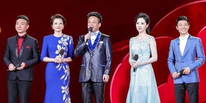  巅峰|她是央视最美主持人，春晚上主持失误被嘲笑，事业巅峰连生俩娃！