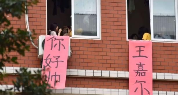  加油|跑男史上“最受宠”男嘉宾，粉丝拉横幅为他加油，谁注意上面写的字？