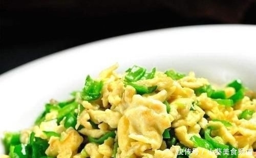 小编知道|青椒炒蛋先放青椒还是先放蛋？很多人不知道，难怪鸡蛋不嫩不入味