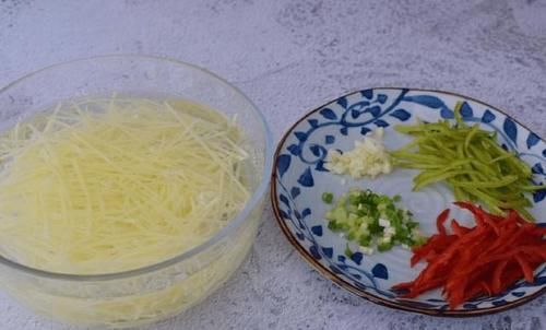  吃法|这才是夏天土豆的吃法，酸甜爽口，百吃不腻，大人小孩都爱