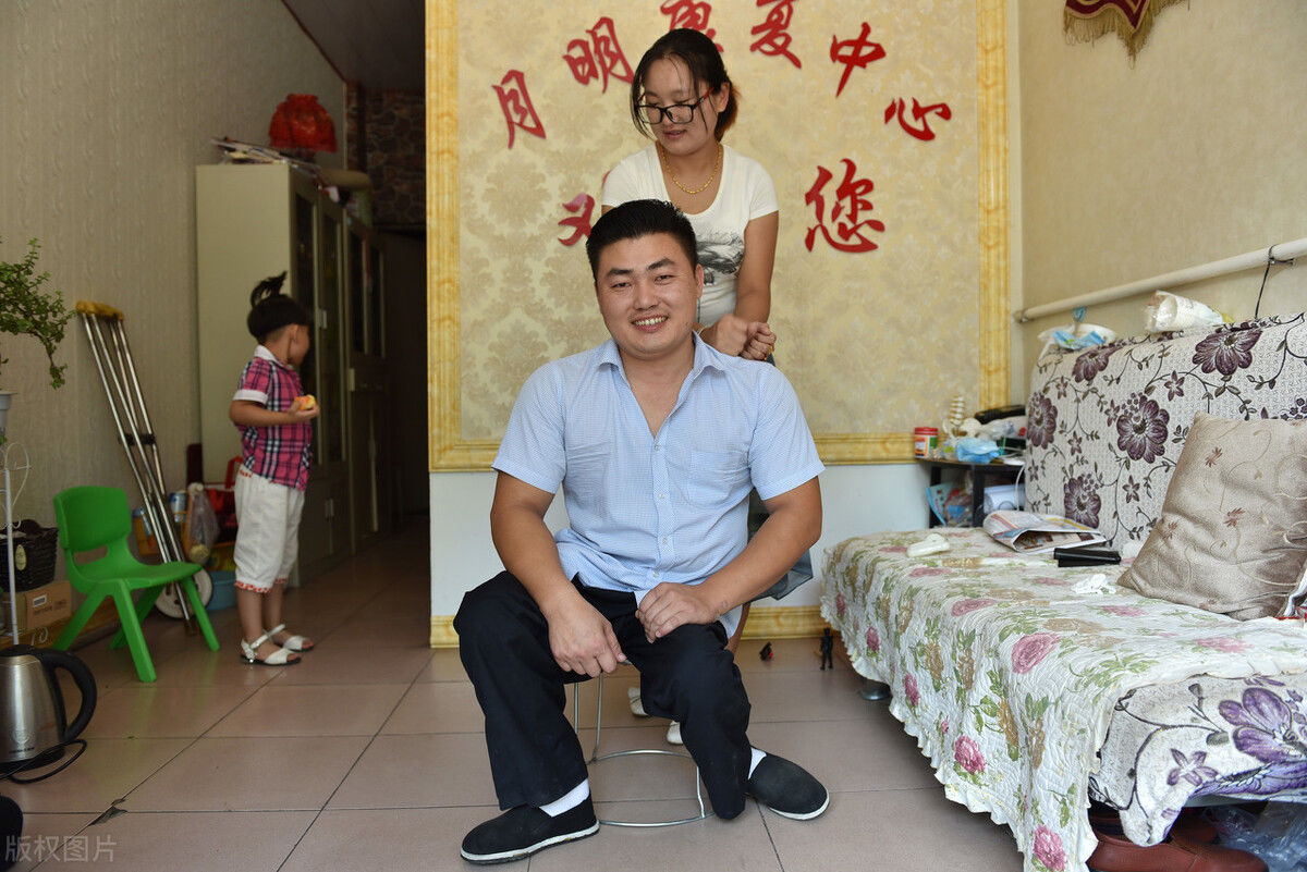 残障|1个残障小伙用手行走，却娶来1位漂亮姑娘，看他有啥本事