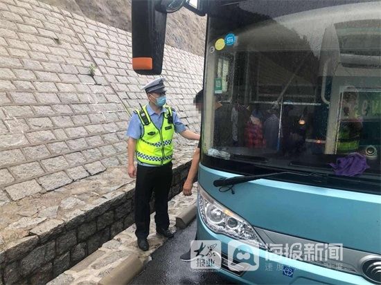 雨天|雨天客车故障乘客困高速 高速交警及时救援