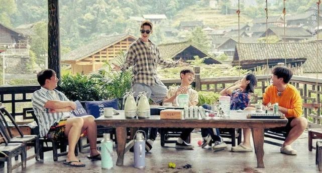  大华|被何炅黄磊踢出群聊，全网骂退出节目，却在韩国成万人追捧的音乐天才？