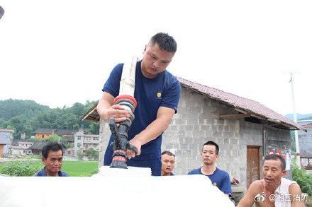 消防|万能的消防员，花垣消防为石栏镇饮水困难群众送水到村