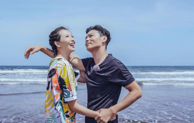  海边|张晋夫妇海边牵手漫步超甜，蔡少芬小腹微凸三胎孕肚首曝光