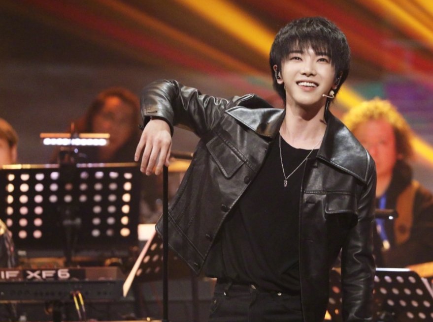  华晨|《明日》演唱会定档，四季人气学员首集结，李宇春华晨宇加盟？