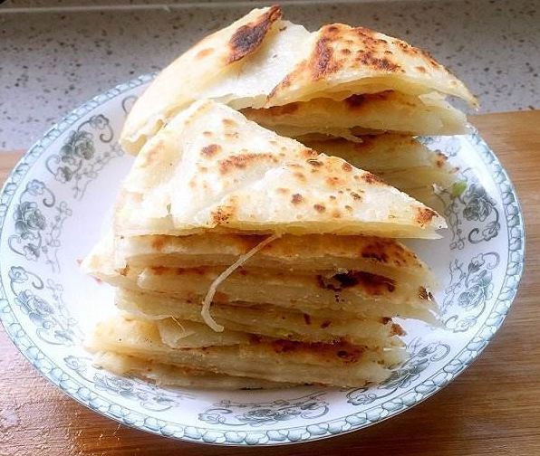 牢记|烙饼发干发硬别再只会开水烫面了，牢记这2点，烙饼柔软层次多