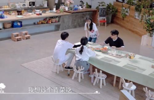 张新成|张新成做好的饭,郑爽嫌热量高一口没吃,看清菜品,真不羡慕!