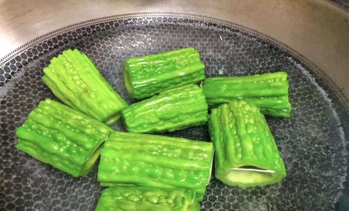  皮肤|夏天，苦瓜和它才是绝配，早晚吃点，皮肤白皙水嫩，腰肢也细了！