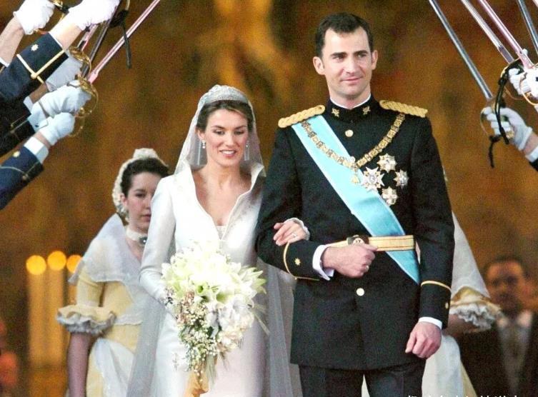 灰姑娘|莱蒂齐亚王后48岁了!五官精致宛如画中人,灰姑娘收获童话爱情